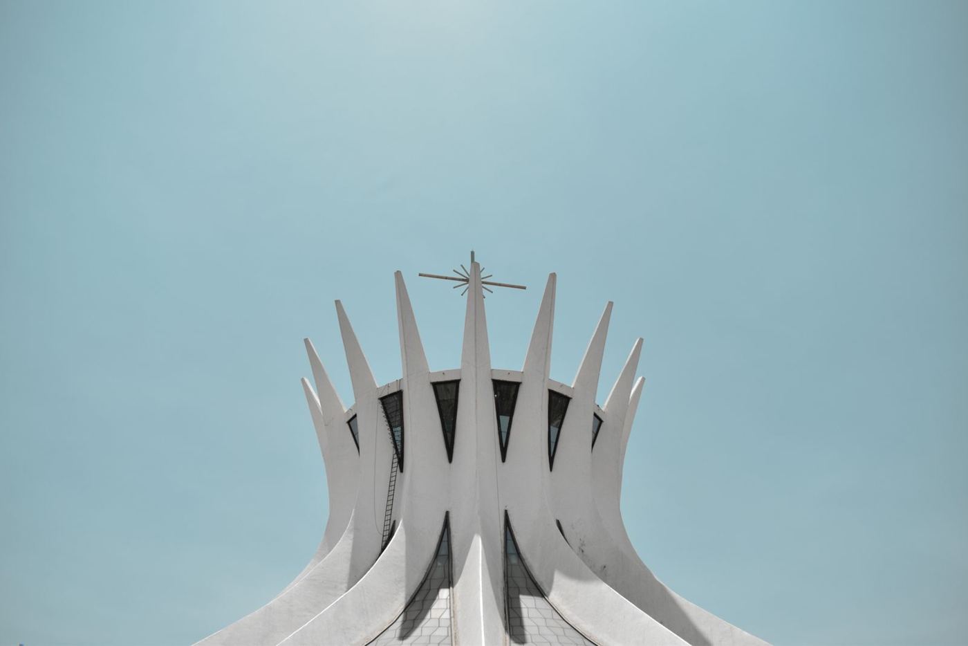 Catedral de Brasília sob o céu azul